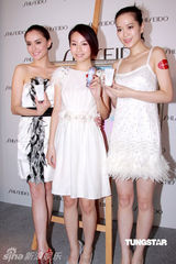 幻灯图：邓丽欣做活动享受按摩 尴尬微笑称很舒服