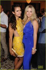 组图：吸血鬼女星妮娜-杜波夫穿性感裸背镂空装