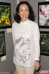 组图：朱玲玲办摄影作品参展 孙子不摆满月酒