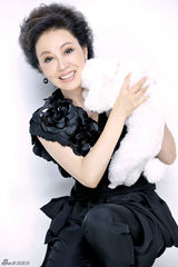 组图：邬倩倩携宠物拍写真 展幸福笑容 