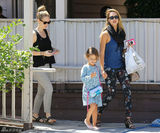 组图：杰西卡-阿尔芭蓝色小背心搭印花裤