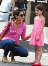 组图：凯蒂与苏瑞粉红母女装外出街边谈心