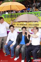 组图：霍启刚霍启山心情大好 否认成立教学基金