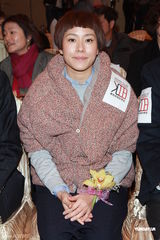 组图：林嘉欣亮相厚外套遮掩腹部否认再度怀孕