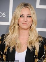 组图：《生活大爆炸》女主角Kaley干练装扮亮相