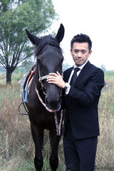 组图：王学兵助阵马球赛策马挥杆