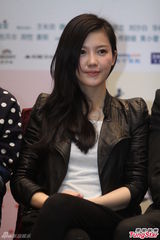 组图：赵薇戴墨镜携《致青春》素服低调宣传