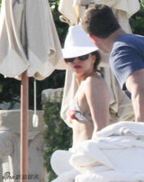 组图：LadyGaga狂甩赘肉 碎花比基尼清凉度假