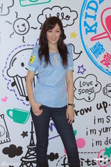 高清图：琦琦曝任达华为女儿学弹琴 MCJin望做父亲