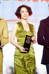 组图：秦海璐荣获志愿先锋奖 呼吁关注希望小学