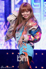 组图：泫雅回归4minute新曲两连冠秀热辣舞姿