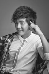 组图：李炜英伦风写真曝光 卖萌抓乱头发