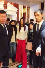 组图：柳岩爆乳现身 痴情少男爬树为睹芳容