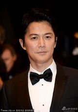 组图：《如父如子》戛纳首映 真木阳子撞色抢眼