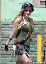 组图：艾薇儿顶烈日拍新歌MV 背子弹变帅气女兵