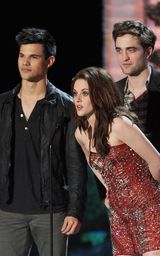 组图：《暮光》领跑2011MTV电影奖 帕丁森热吻泰勒