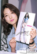 组图：朴信惠出席签名会 牛仔衬衣展干练风