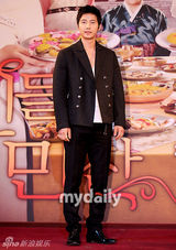 组图：成宥利等出席新剧《神之晚餐》新闻发布会