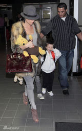 幻灯图集：维多利亚现身机场 克鲁兹独享母爱