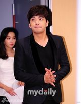 组图：《你的女人》发布会朴英琳深V秀美背