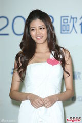 组图：赖琳恩响应捐书 盼30岁前结婚生子