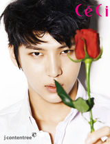 高清：朴海镇郑俊英等手持玫瑰化身情人节暖男