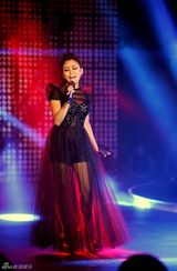 组图：阿鲁阿卓星搭档造型盘点 时尚混搭民族风