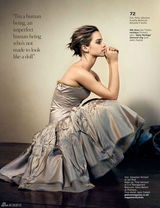 组图：艾玛-沃特森登杂志封面秀香肩