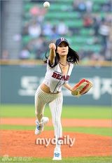 组图：韩国女艺人Clara担任棒球比赛开球嘉宾