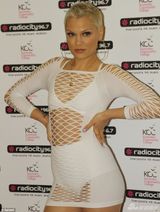 组图：Jessie J绷带装独特性感 下身仅穿底裤