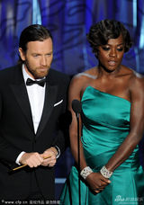 组图：伊万-麦克格雷格与维奥拉-戴维斯颁奖