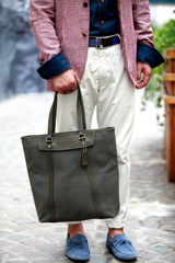 组图：何晟铭着休闲西装街拍 秀初秋型男风范