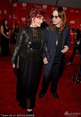 组图：摇滚巨星奥齐-奥斯本帅气 强抱GaGa合影