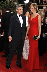 高清组图：乔治-克鲁尼亮相红毯搞笑大晒邀请函