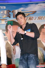 组图：张智霖亮相《冲2》庆功会 吴卓羲显老相