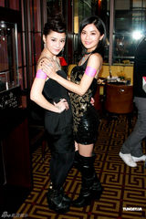 组图：阿娇阿SA合体出席珠宝展 姐妹花大方谈情