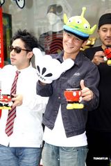 高清图：陈冠希戴卡通帽大扮可爱 最新潮店上海开张