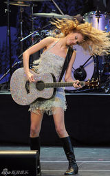 幻灯：泰勒-斯威夫特出席音乐会 绯闻男友洛特探班