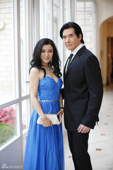 组图：陈廷嘉出席戛纳华谊之夜 低胸长裙秀优雅