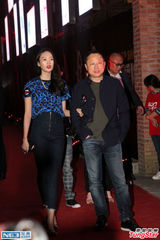 组图：郝云休闲装现身发布会 谈张曼玉:凑合听