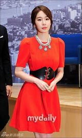 组图：全智贤首演电视剧 白蕾丝镂空裙高挑清瘦