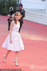 组图：《睡美人》首映 影后于佩尔清纯白裙装嫩