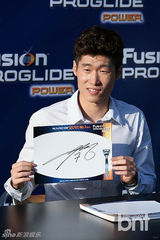 组图：韩国球星朴智星出席某品牌活动签名会