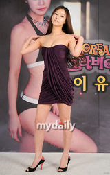 组图：韩模李宥宣传性感写真集 爆乳装上阵秀身材