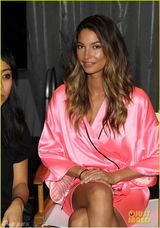 组图：维多利亚秘密曝秀场后台照 超模穿粉红睡衣