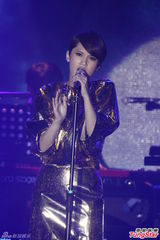 组图：杨丞琳自称集邮女星 与蔡健雅亲吻掀高潮