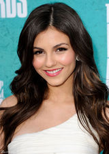 组图：维多利亚-嘉丝蒂单肩撞色礼服亮相