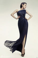 幻灯图：闫妮变身千面女郎 获年度风尚艺人大奖