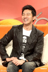 幻灯图：立威廉夺走闫妮荧幕初吻 称两年内不会结婚