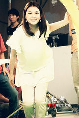 组图：李湘复出拍广告 坦言不满意身材恢复缓慢